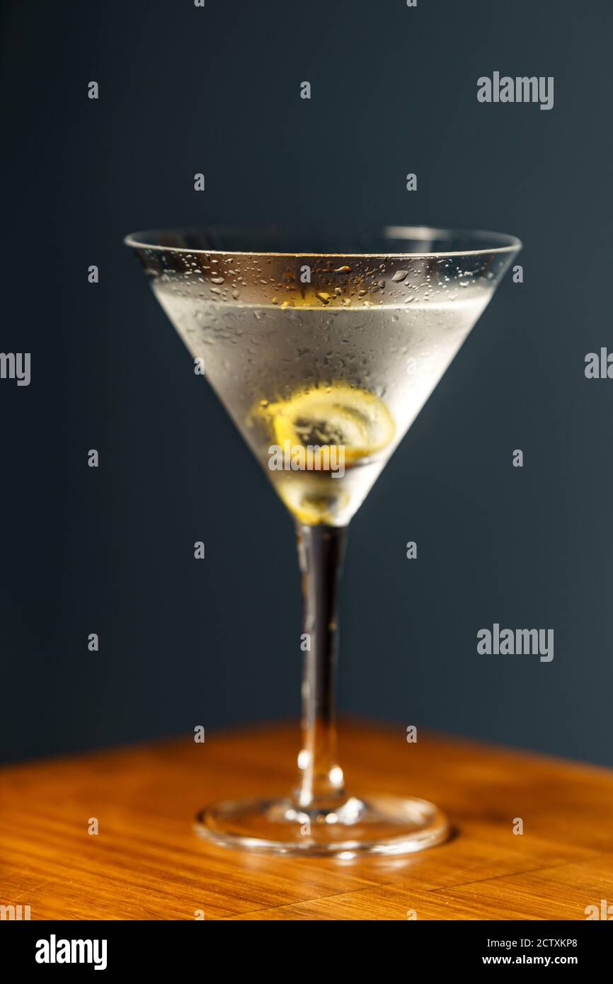 Vesper Martini Cocktail. Gin, Vodka, Lillet Blanc und Zitrone. Cocktail an der Holzbar. Stockfoto