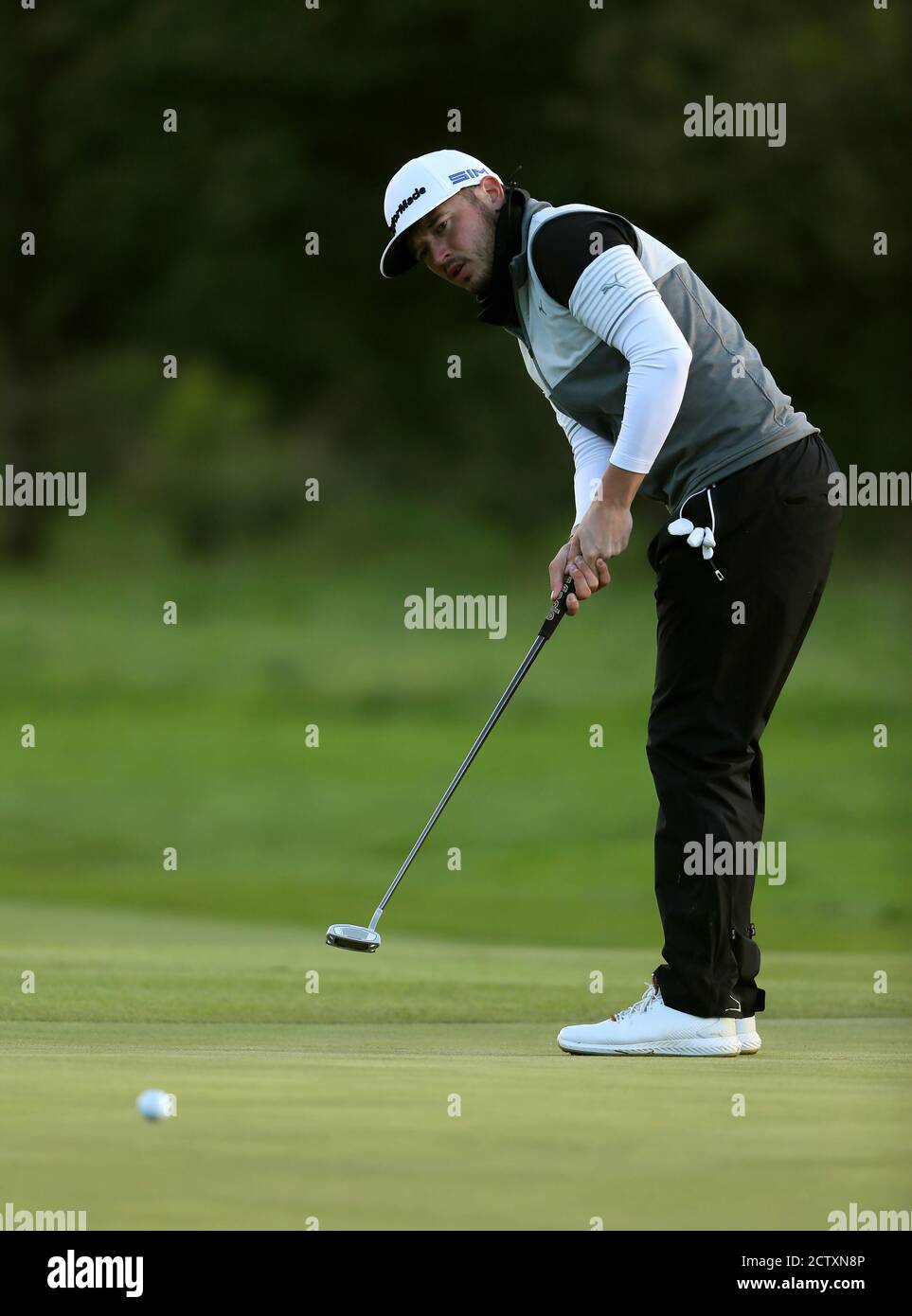 Schottlands Ewen Ferguson legt während des zweiten Tages der Irish Open im Galgorm Castle Golf Club, Ballymena, auf das achtzehnte Grün. Stockfoto