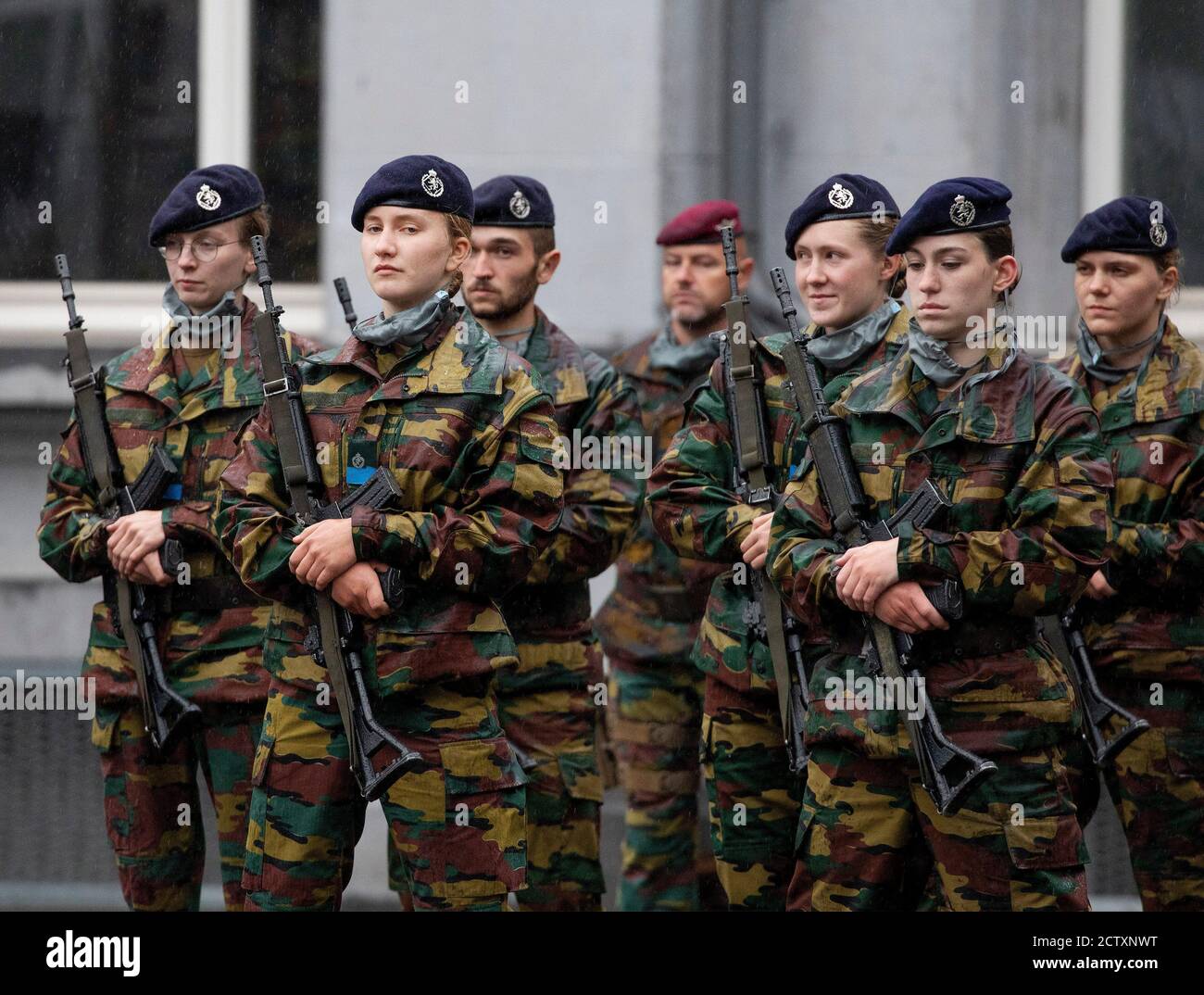 Brüssel, Belgien. September 2020. Prinzessin Elisabeth von Belgien an der Koninklijke Militaire Schule in Brussel, am 25. September 2020, um an der Blauwe Mutsen Parade teilzunehmen, ist es die feierliche Übergabe der blauen Kappe an die Studenten Offiziere, die ihre militärische Initiationsphase bestanden haben, Der König übergibt die blaue Mütze an die Studenten des Zuges, an dem Prinzessin Elizabeth teilhat.Credit: Albert Nieboer/ Netherlands OUT/Point De Vue Out  /dpa/Alamy Live News Stockfoto