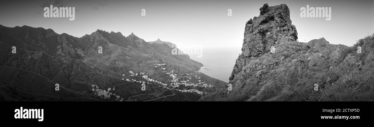 ROCs und die Küste von Teneriffa, Kanarische Inseln, Spanien. Kanarische Landschaft. Schwarzweiß-Fotografie Stockfoto