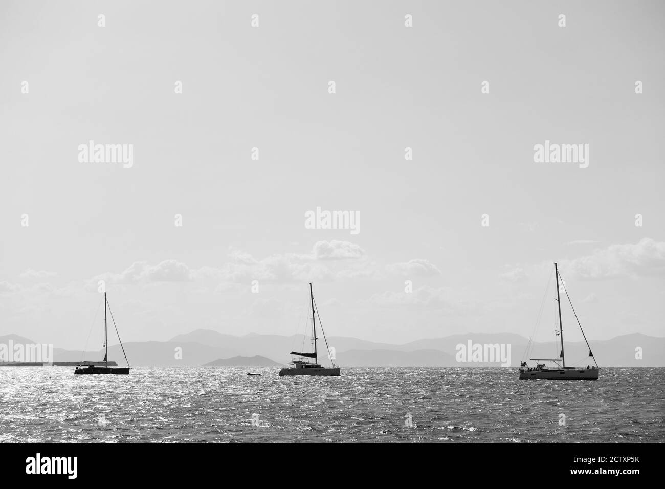 Drei Segelboote im Meer in der Nähe der Insel Aegina, Griechenland. Schwarz-Weiß-Fotografie, Seestück Stockfoto