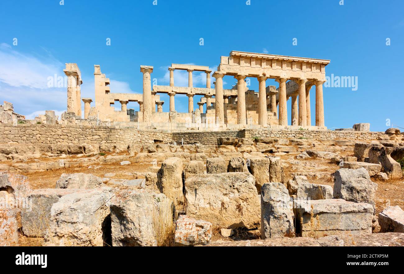 Der antike griechische Tempel von Aphaea auf der Insel Aegina, Griechenland. Meisterwerk der antiken griechischen Architektur. Wahrzeichen Stockfoto