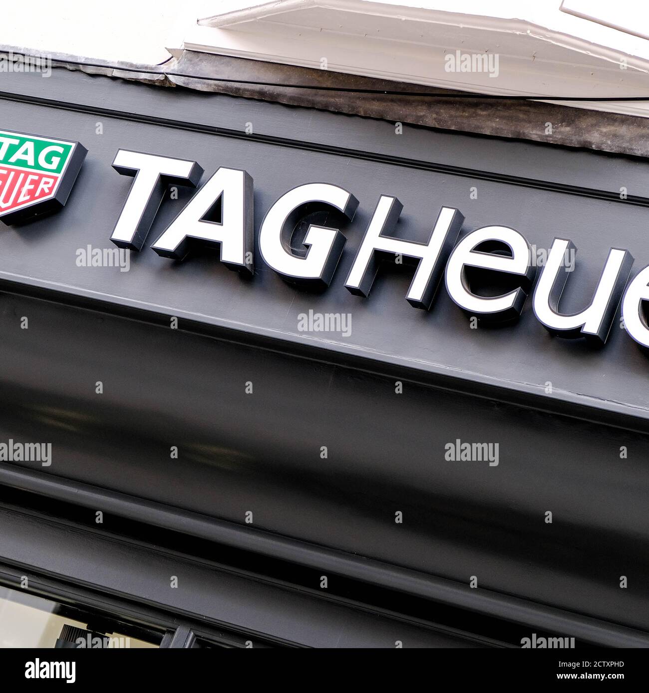Nahaufnahme EINES TAGS Heuer Logo auf EINER Ladenfront, ohne Personen Stockfoto
