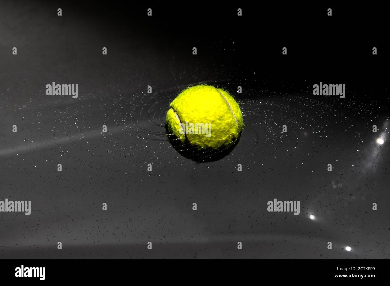 Spinning Tennisball Tennisball Galaxie Wasser Tropfen Aktion Stockfoto
