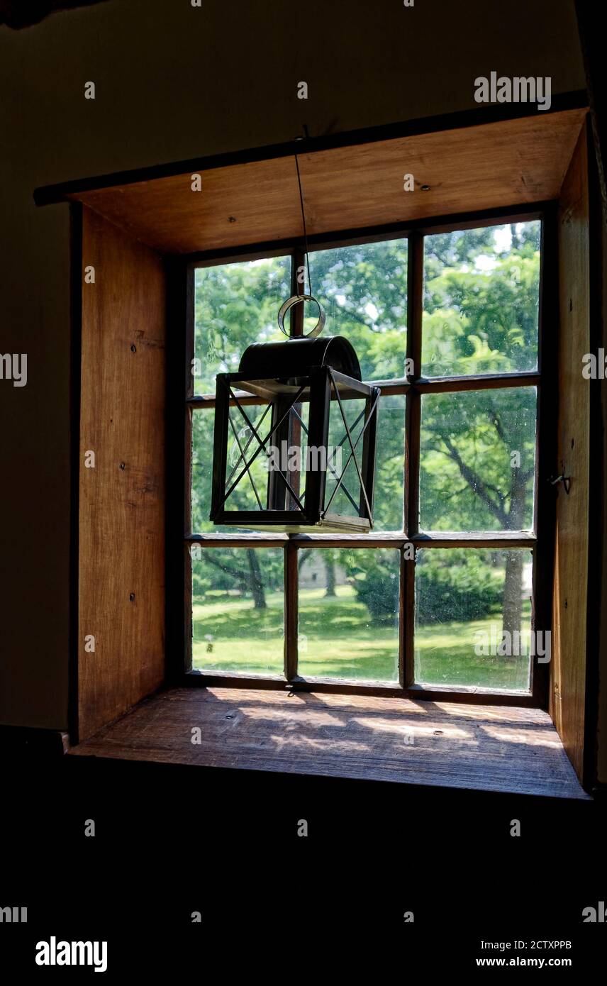Altes Fenster, 9 Glasscheiben, breite Fensterbank, Metallkerzen Laterne hängen, Outdoor-Szene, Ephrata Kloster, Lancaster County, Pennsylvania, Ephrata, PA Stockfoto