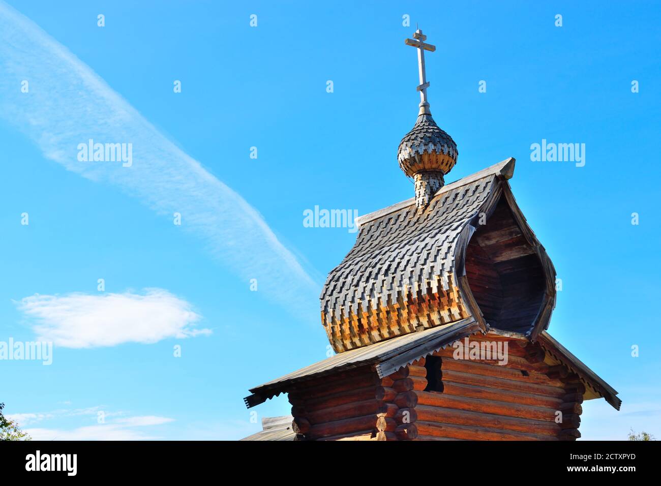 Rekonstruktion der russisch-orthodoxen Holzkirche im Freilichtmuseum Taltsy In Der Nähe Von Listwjanka Stockfoto