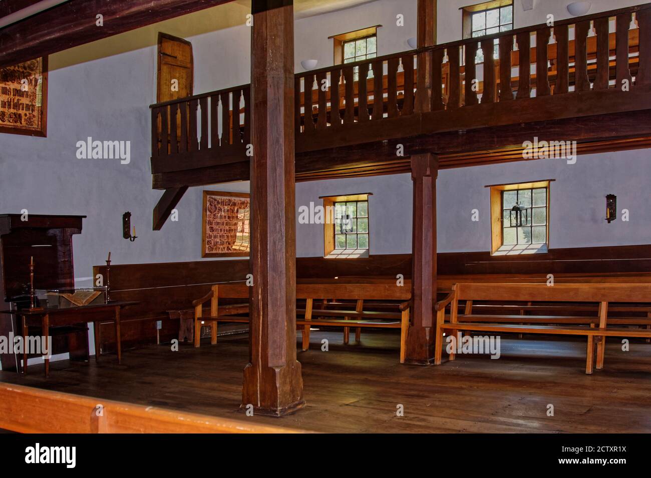 Saal, das Meetinghouse, alte Kulthalle, Balkon, Holzbänke, 1741, Ephrata Kloster, religiöse Gemeinschaft, Lancaster County, Pennsylvania, Ephrata, Stockfoto