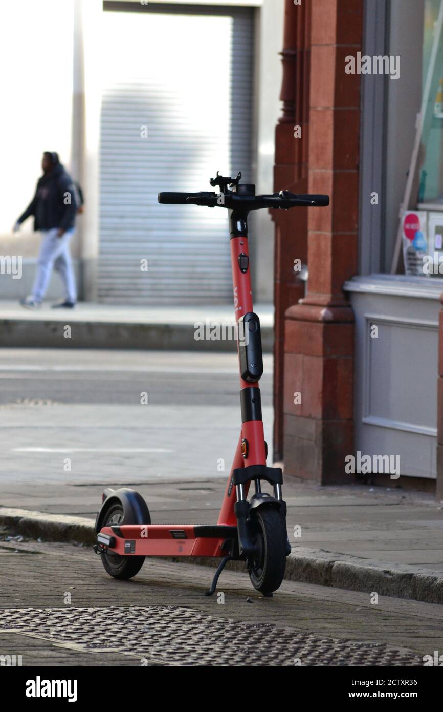 VOI Elektro-Scooter in Birmingham Stockfoto