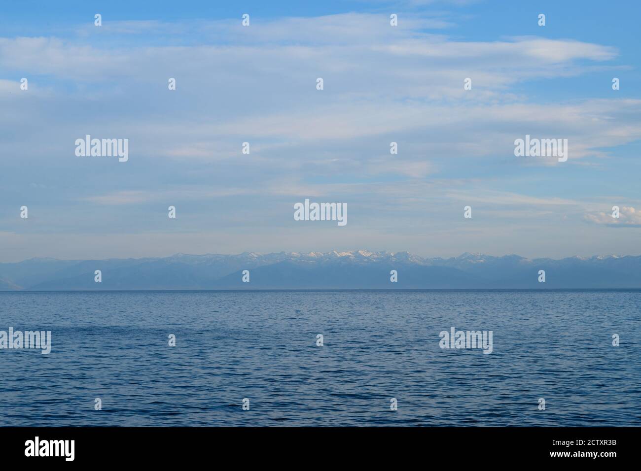 Schöne Aussicht auf den Baikalsee von Listwjanka Stockfoto