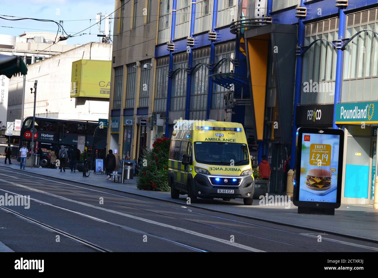 Sanitäter des West Midlands Ambulance Service nehmen an einem Zwischenfall im Stadtzentrum von Birmingham, Großbritannien, in der Corporation Street Teil Stockfoto