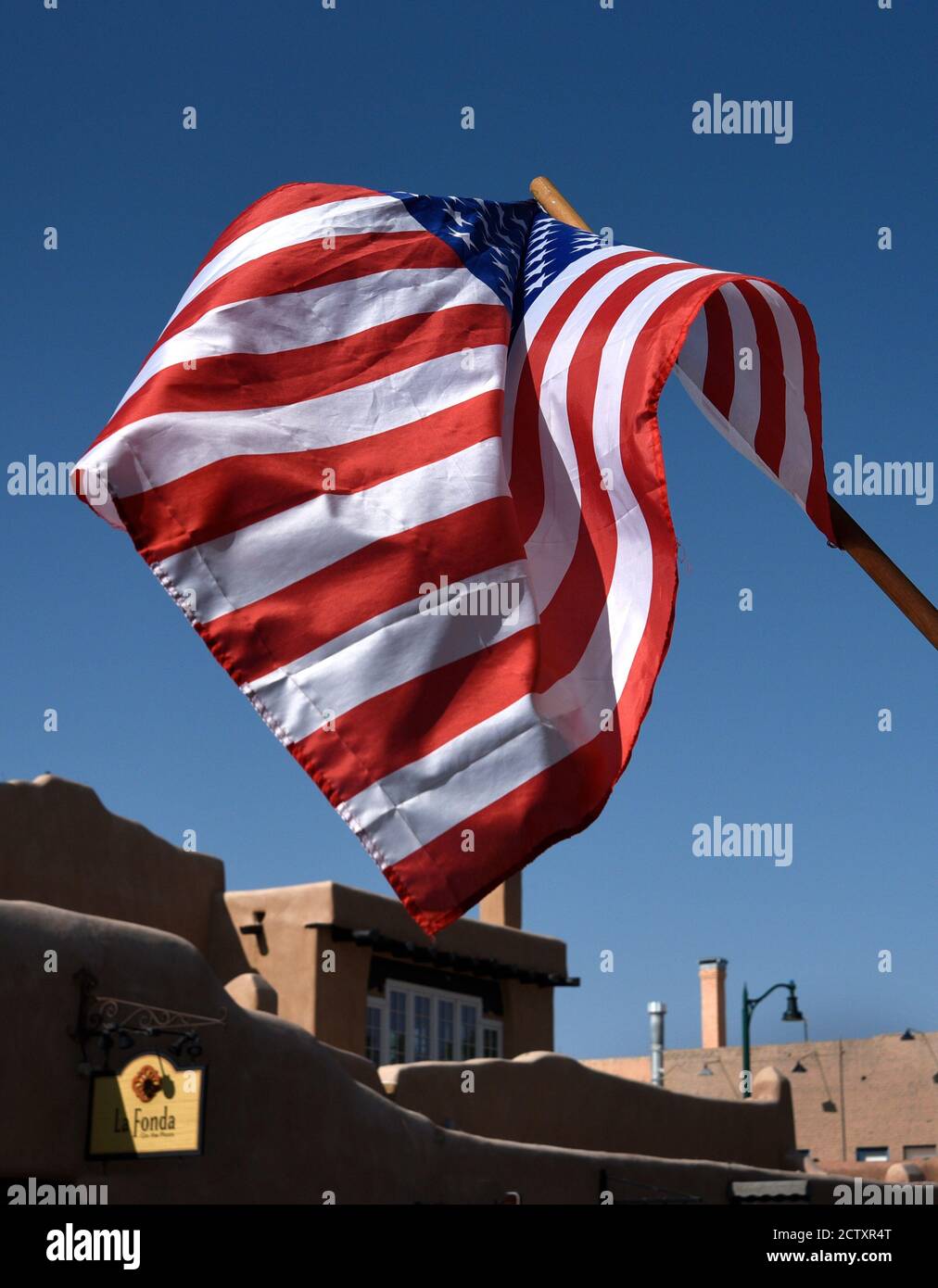 Eine amerikanische Flagge fliegt in der Innenstadt von Santa Fe, New Mexico USA. Stockfoto