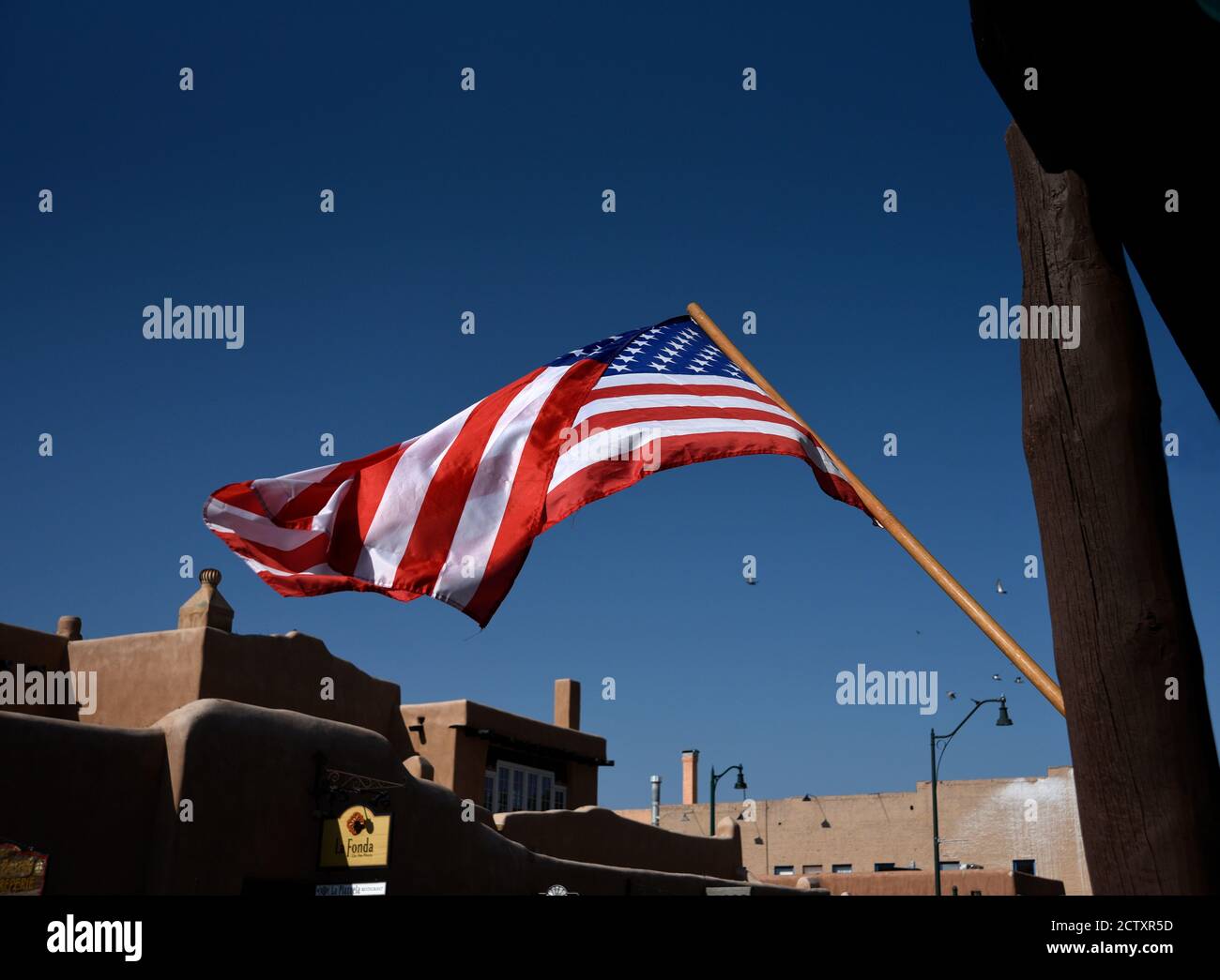 Eine amerikanische Flagge fliegt in der Innenstadt von Santa Fe, New Mexico USA. Stockfoto