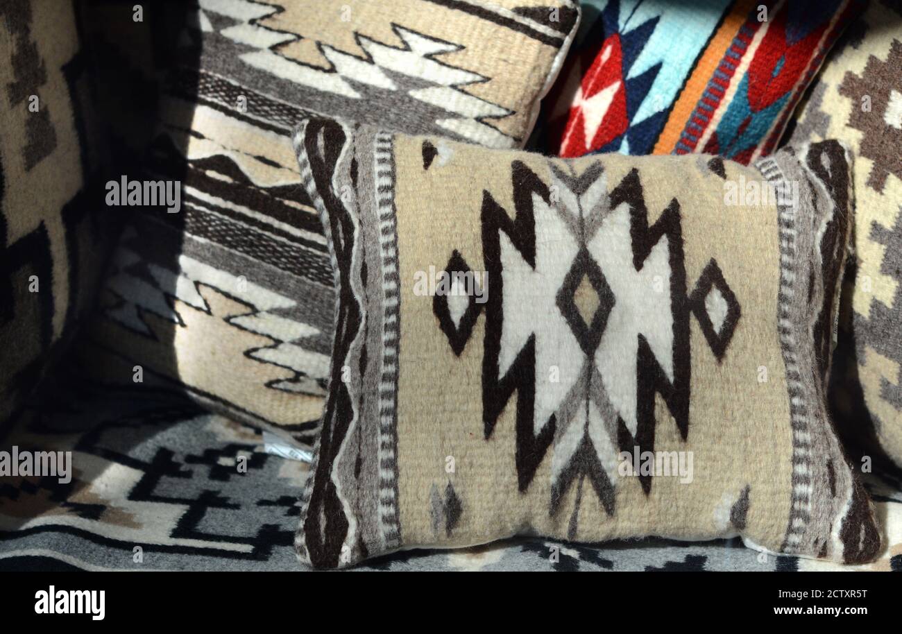 Eine Auswahl an Kissen aus indianischer Navajo-Wolldecke zum Verkauf in einem Geschäft in Santa Fe, New Mexico. Stockfoto