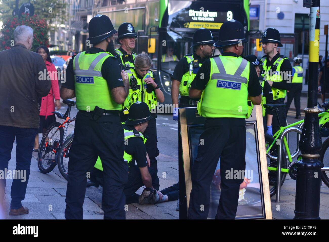 West Midlands Police hält einen Verdächtigen in der Colmore Row, Birmingham, fest Stockfoto