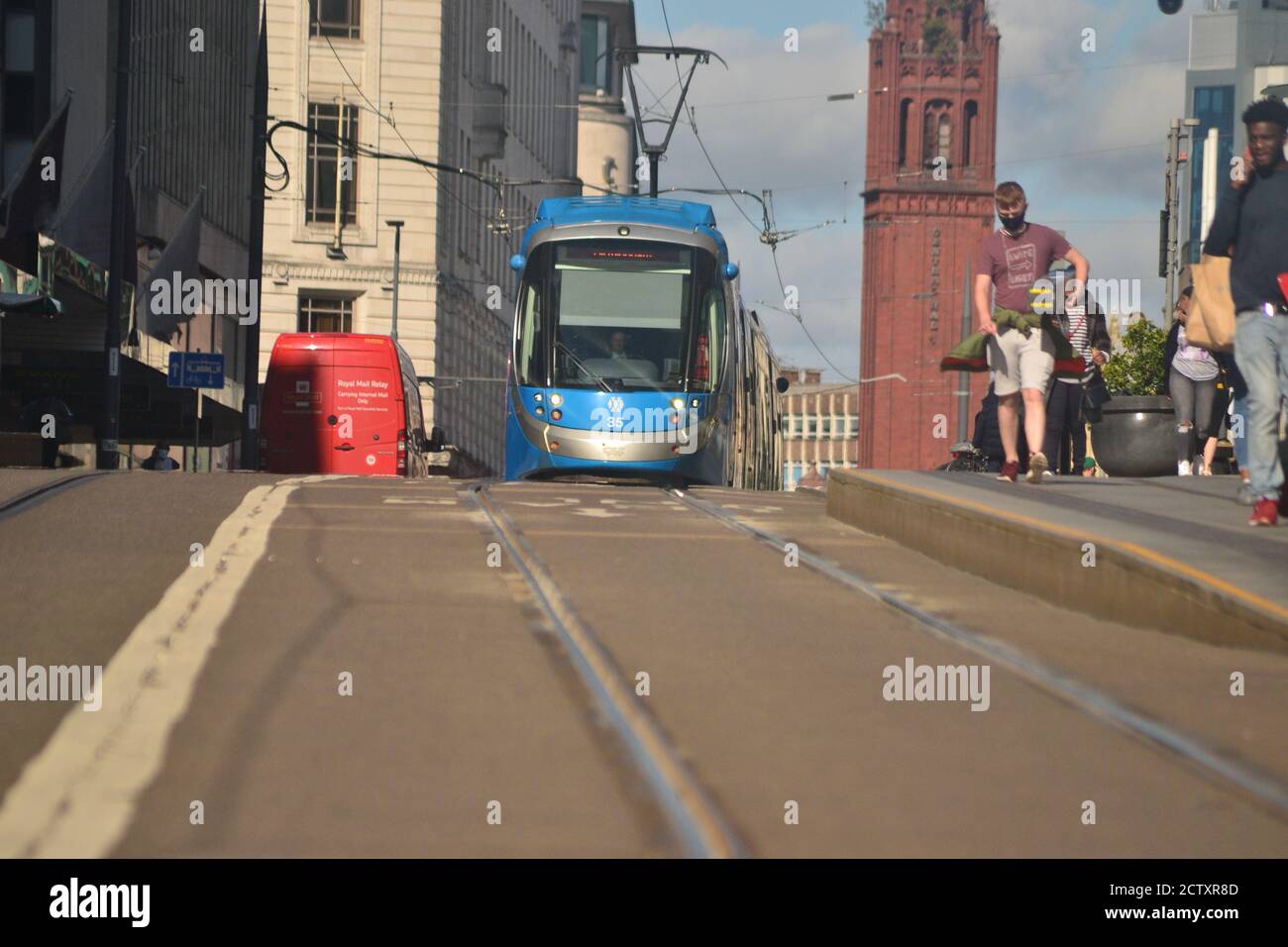 Eine Straßenbahn der West Midlands Metro fährt die Corporation Street, Birmingham in Richtung New Street Station Stockfoto