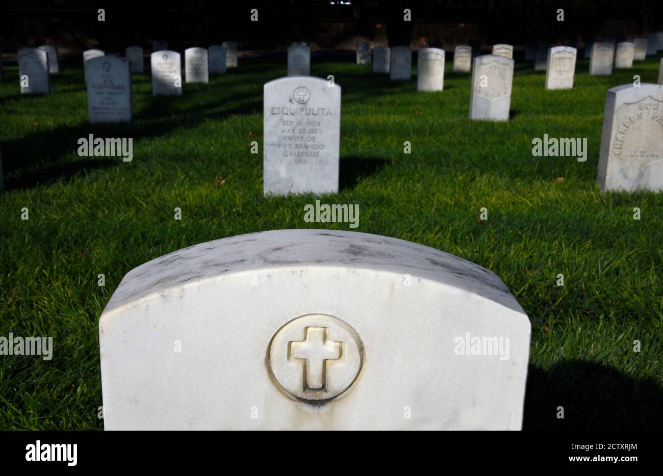 Ein Marmorgrabstein, der mit einem christlichen Kreuz verziert ist, markiert das Grab eines US-Militärveteranen oder Ehegatten auf dem Santa Fe National Cemetery aus dem 19. Jahrhundert. Stockfoto