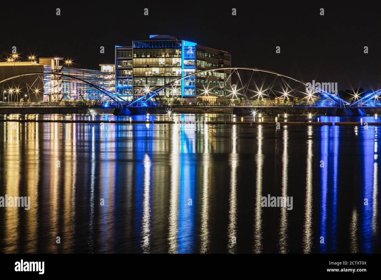 Spiegelungen der Fußgängerbrücke in Tempe Town Lake Stockfoto