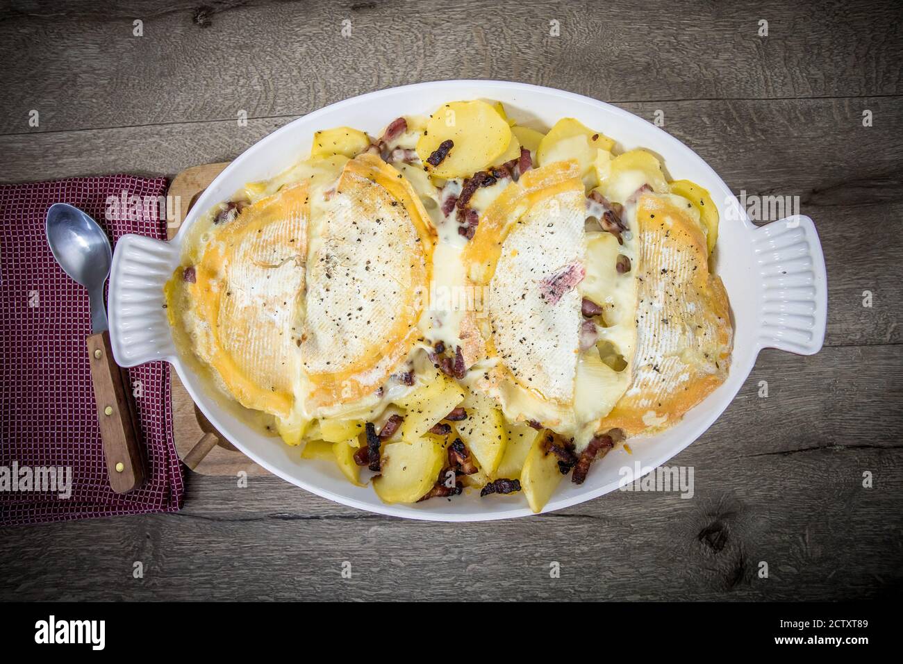 Reblochon tartiflette Gericht auf einem Tisch Stockfoto