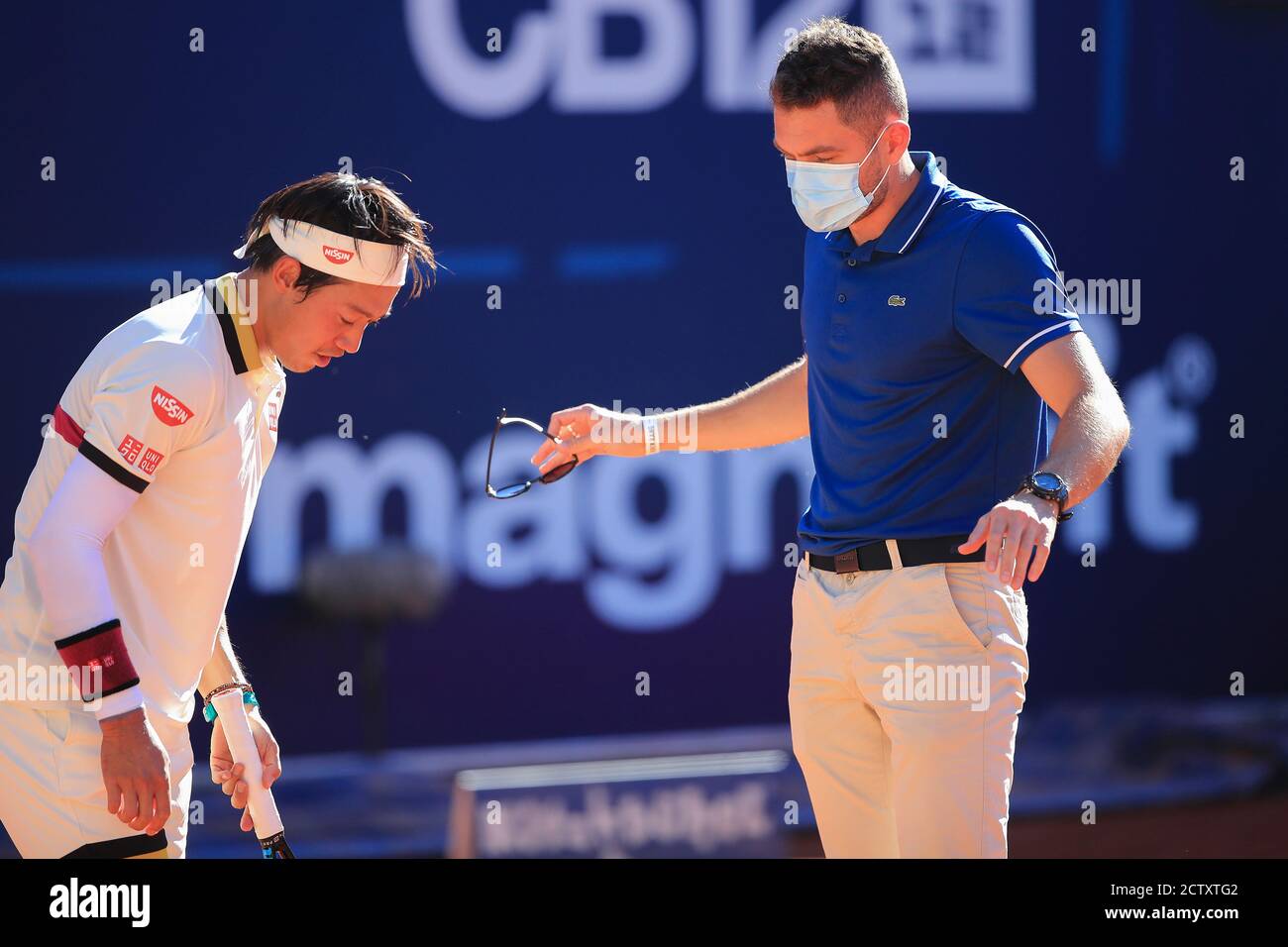 Kei Nishikori (JPN) im Gespräch mit dem Chair-Schiedsrichter (mit Corona-Maske) auf dem Platz bei den Kitzbühel Open 2020, Kitzbühel, Tirol, Österreich, Europa. Stockfoto