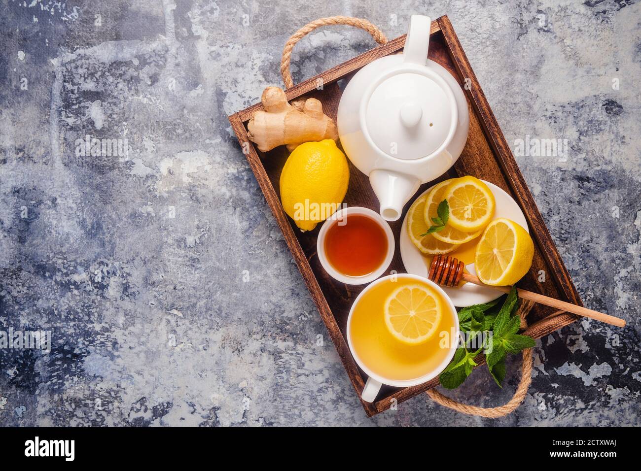 Grüner Tee mit Zitronenhonig, Ingwer und Minze, Immunity Boosting und kalte Heilmittel, Draufsicht. Stockfoto