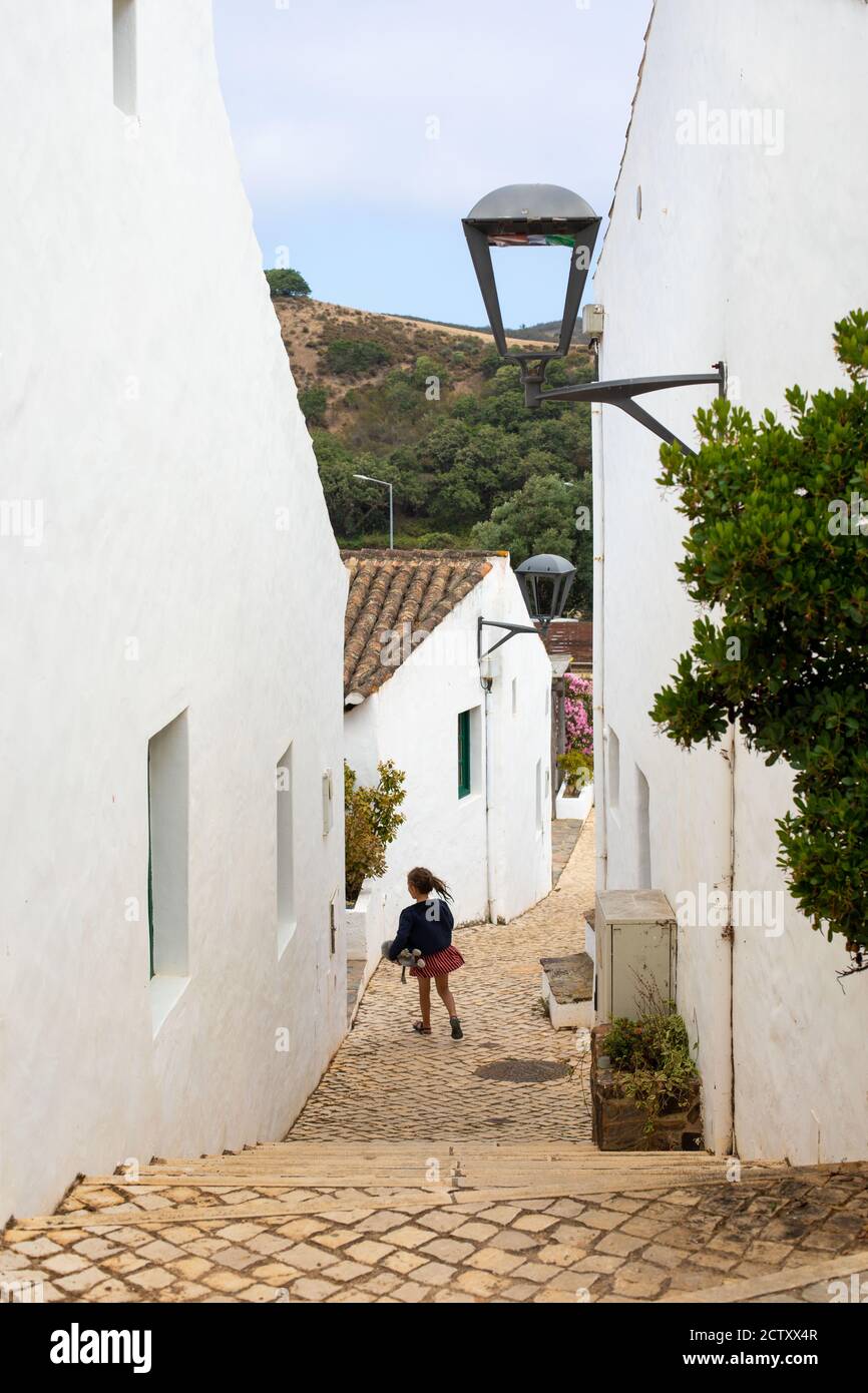 Dorf Pedralva an der Algarve, südlich von Portugal. Es wurde aus den Ruinen eines traditionellen portugiesischen Dorfes gebaut und viele Häuser sind zu vermieten. Stockfoto