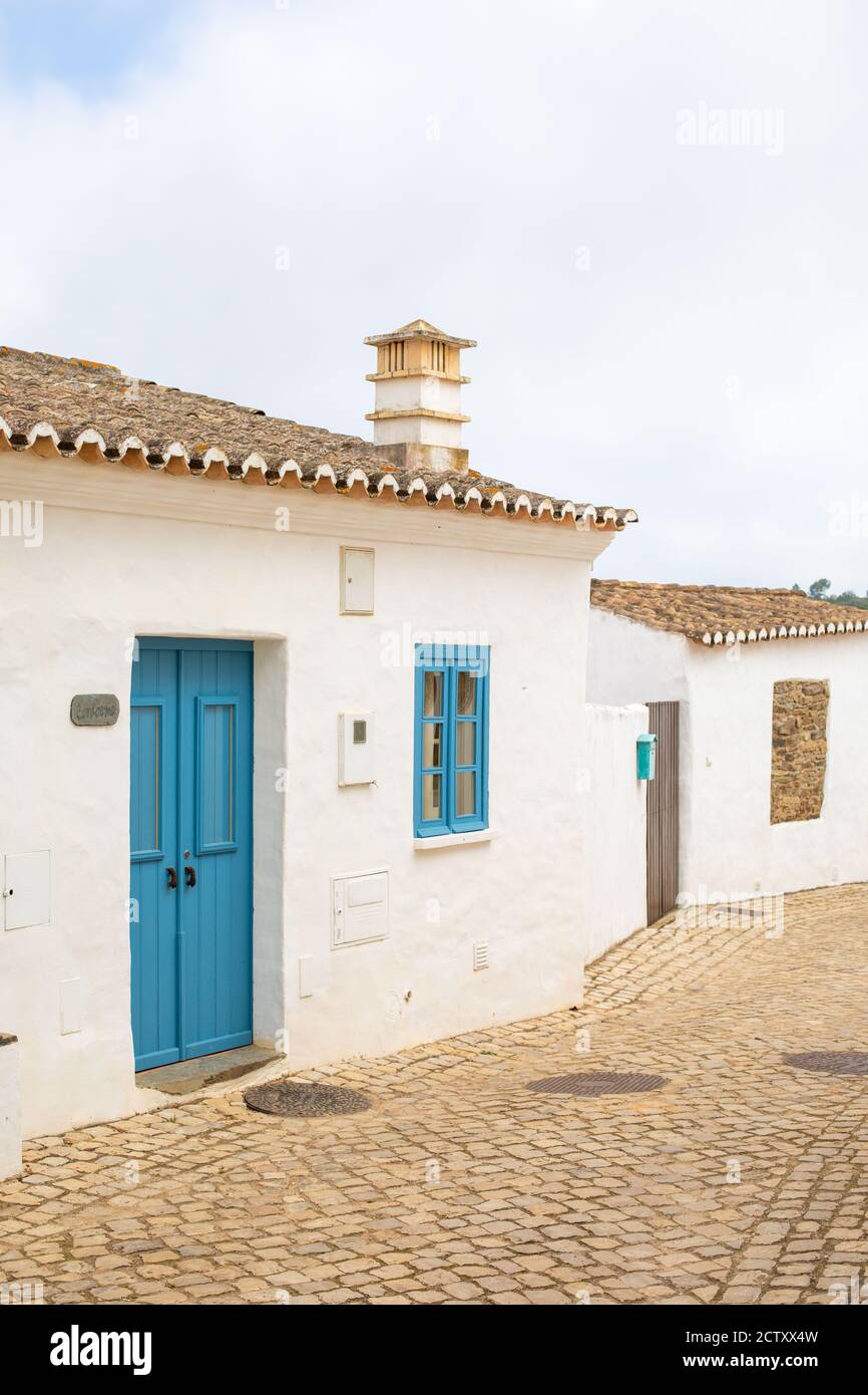 Dorf Pedralva an der Algarve, südlich von Portugal. Es wurde aus den Ruinen eines traditionellen portugiesischen Dorfes gebaut und viele Häuser sind zu vermieten. Stockfoto