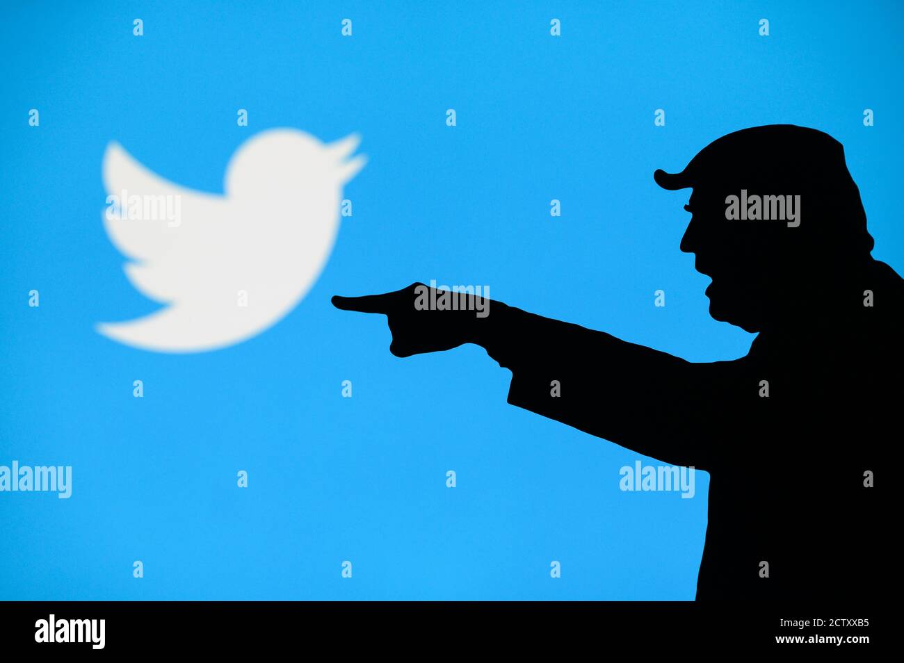 NEW YORK, USA, 25. SEPTEMBER 2020: Donald Trump versus Twitter. Silhouette des wütenden amerikanischen Präsidenten in Konflikt mit dem chinesischen sozialen Netzwerk Twitter Stockfoto
