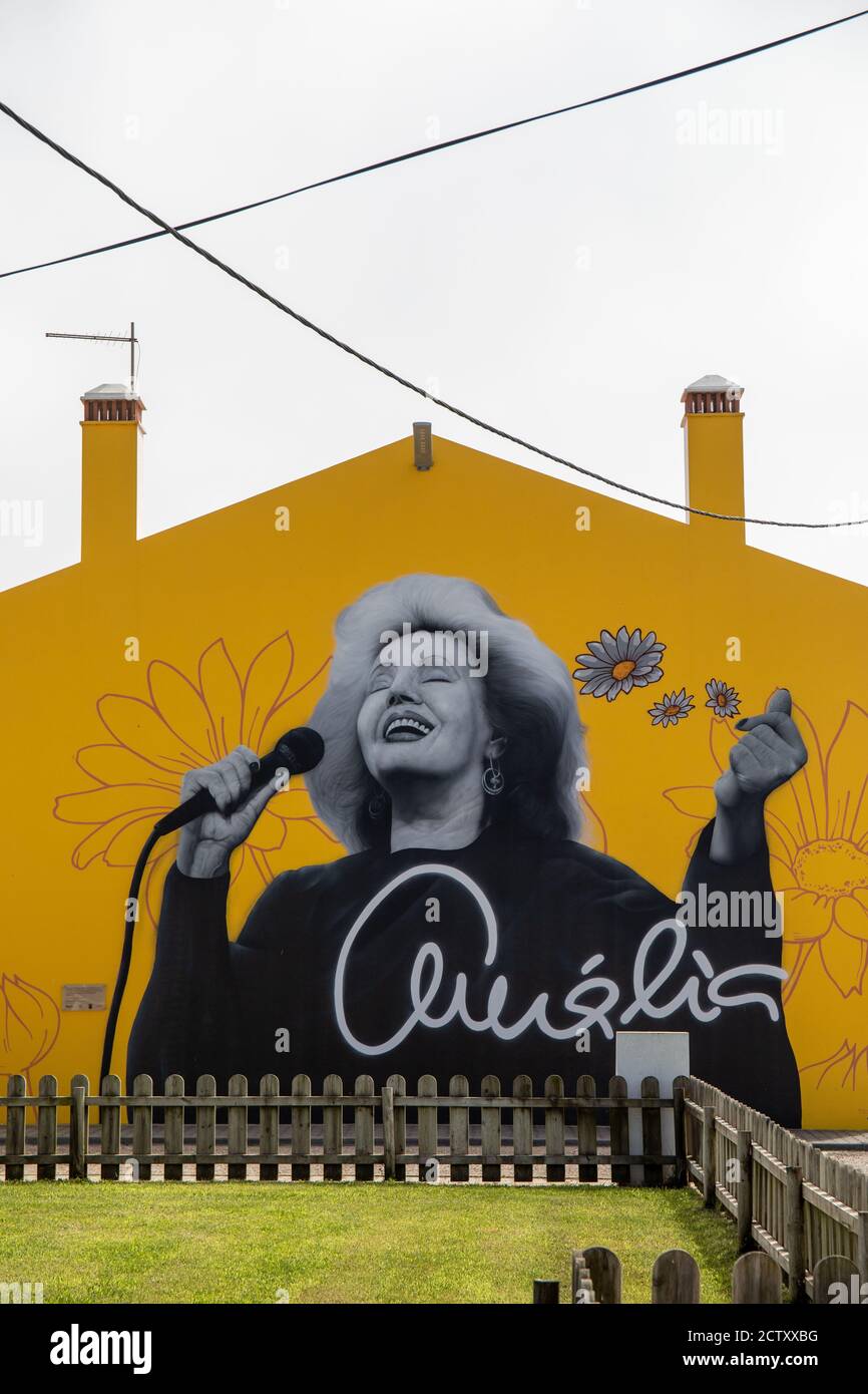 Street Art Darstellung Fado Sängerin, Amália Rodrigues, in Brejão, Alentejo. Stockfoto