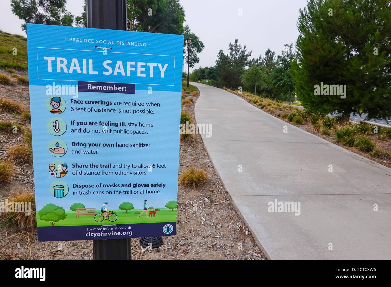 Covid 19 Trail Sicherheitshinweis im Jeffrey Open Space Trail Public Park in Irvine, Kalifornien, USA Stockfoto