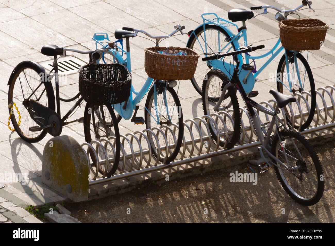 Alternative und ökologische Mobilität. Fahrräder auf der Straße in Camaiore in der Toskana geparkt. Stockfoto