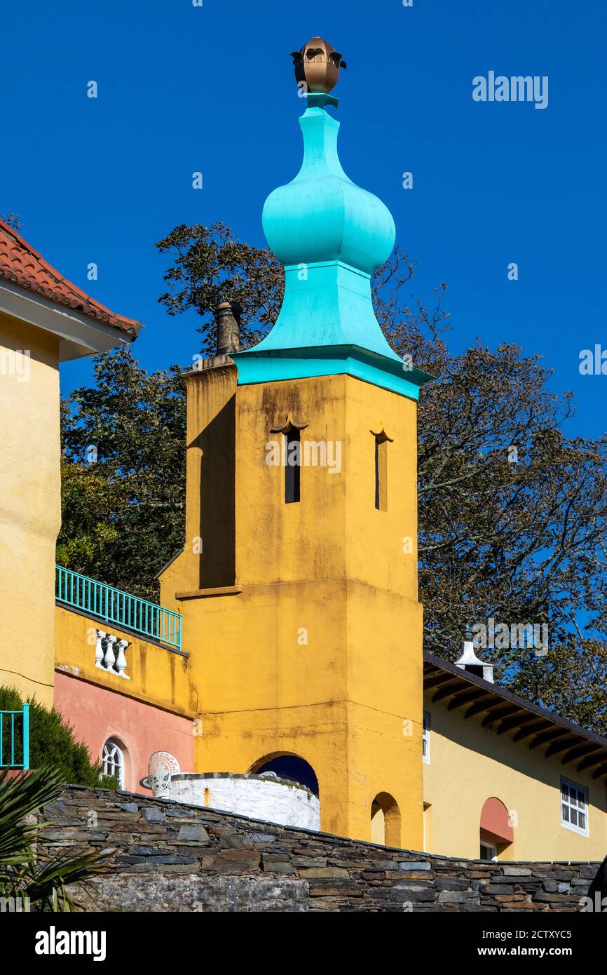 Ein Blick auf die ungewöhnliche Zwiebelkuppelstruktur im Dorf Portmeirion in Nordwales, Großbritannien. Stockfoto