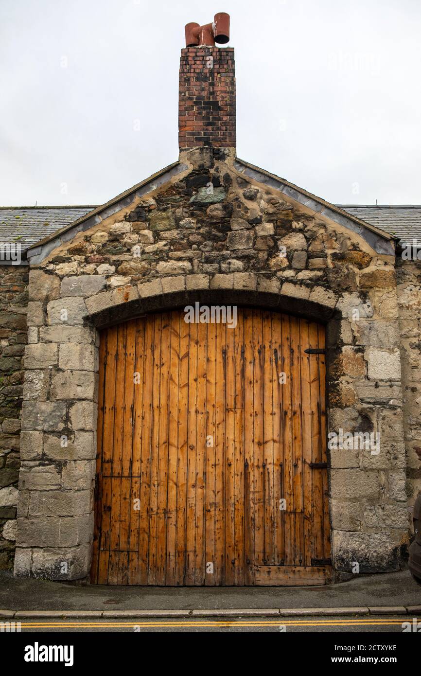 Diese Tür auf Rating Row in der Stadt Beaumaris in Wales, Großbritannien, wird gesagt, dass die größte einklappbare Tür in der Welt und die größte Tür in der B sein Stockfoto