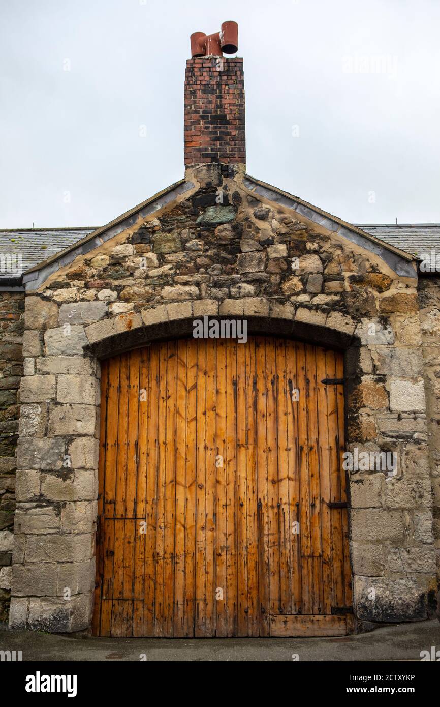 Diese Tür auf Rating Row in der Stadt Beaumaris in Wales, Großbritannien, wird gesagt, dass die größte einklappbare Tür in der Welt und die größte Tür in der B sein Stockfoto