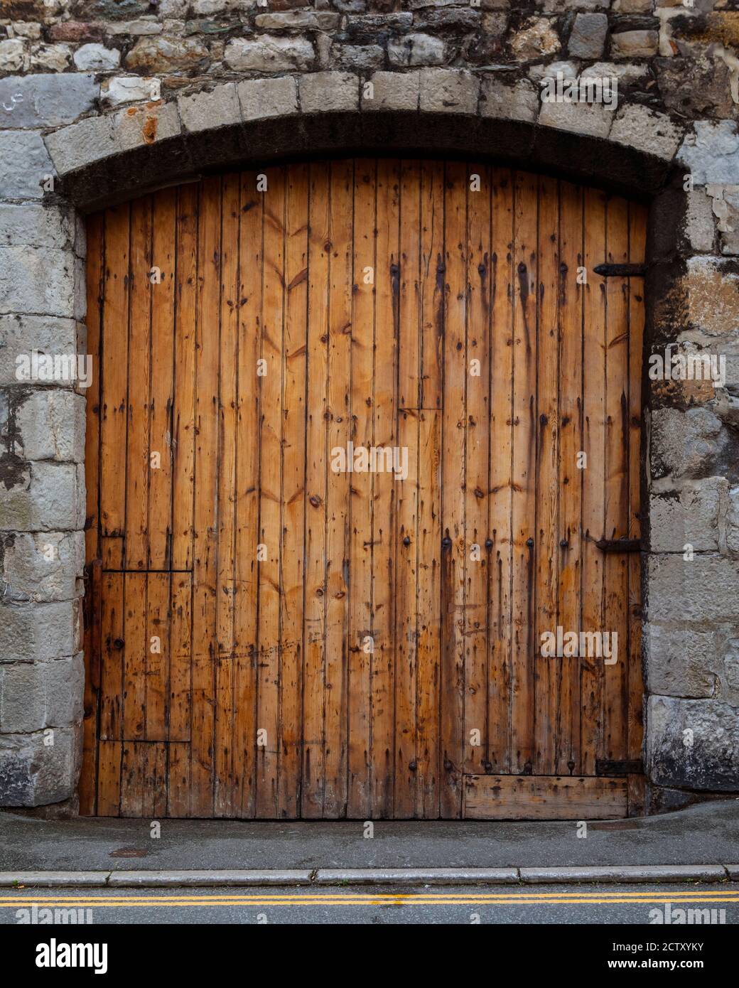 Diese Tür auf Rating Row in der Stadt Beaumaris in Wales, Großbritannien, wird gesagt, dass die größte einklappbare Tür in der Welt und die größte Tür in der B sein Stockfoto