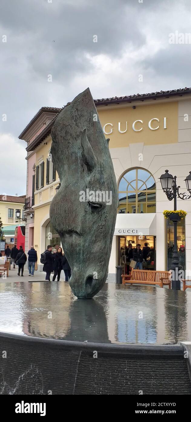 Brunnen, der den Kopf eines Pferdes darstellt, fotografiert in Serravalle Scrivia, Alessandria. Stockfoto