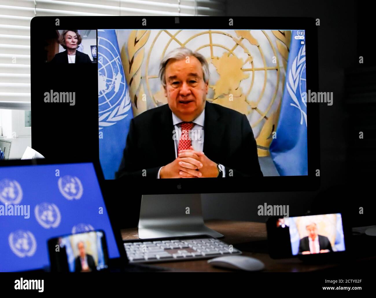 Vereinten Nationen. September 2020. Das Foto, das am 25. September 2020 im UN-Hauptquartier in New York aufgenommen wurde, zeigt UN-Generalsekretär Antonio Guterres (auf den Bildschirmen), der während einer virtuellen Veranstaltung auf hoher Ebene über Partizipation, Menschenrechte und die vor uns liegende Governance-Herausforderung spricht. Guterres betonte am Freitag die Notwendigkeit einer gleichberechtigten Teilhabe und Integration, um die Herausforderungen der Regierungsführung angesichts wachsender ziviler Unzufriedenheit anzugehen. Quelle: Wang Ying/Xinhua/Alamy Live News Stockfoto