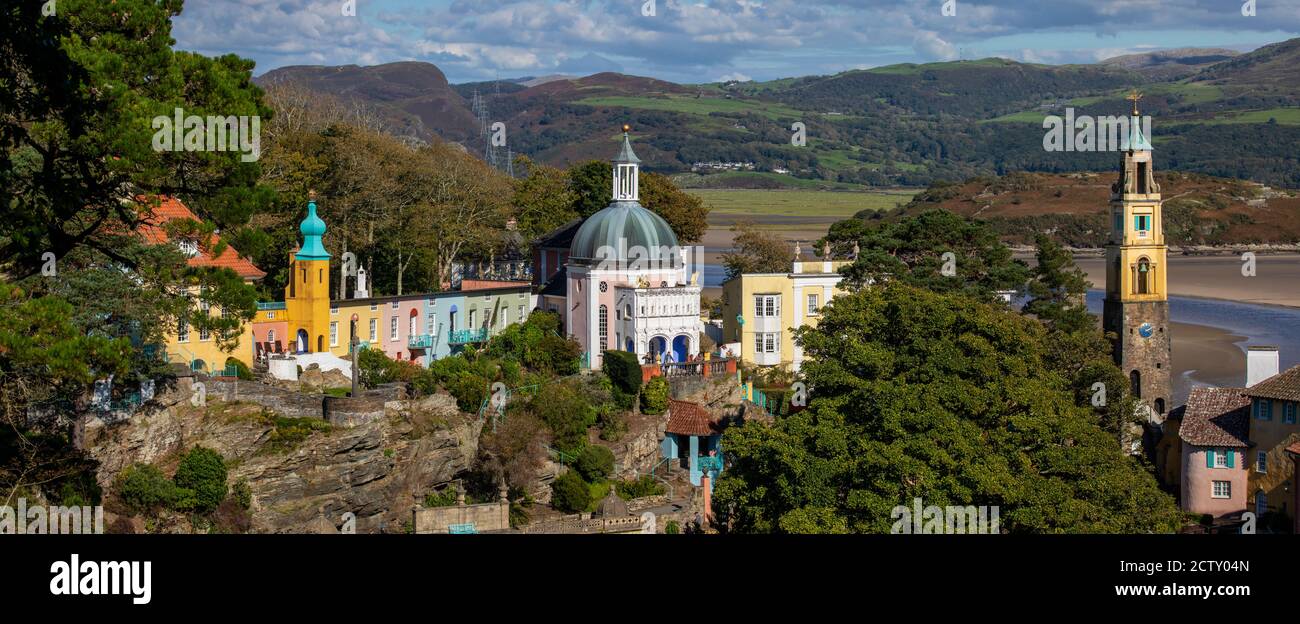 Der atemberaubende Panoramablick vom Pavillon auf das Dorf Portmeirion und die Flussmündung von Dwyryd in Nordwales, Großbritannien. Stockfoto