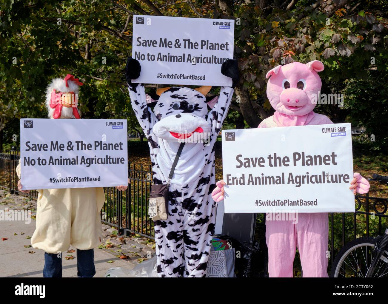 Global Climate Strike veranstaltet von Fridays for Future Ottawa. Menschen in Tierkostümen fordern ein Ende der Tierzucht. Stockfoto