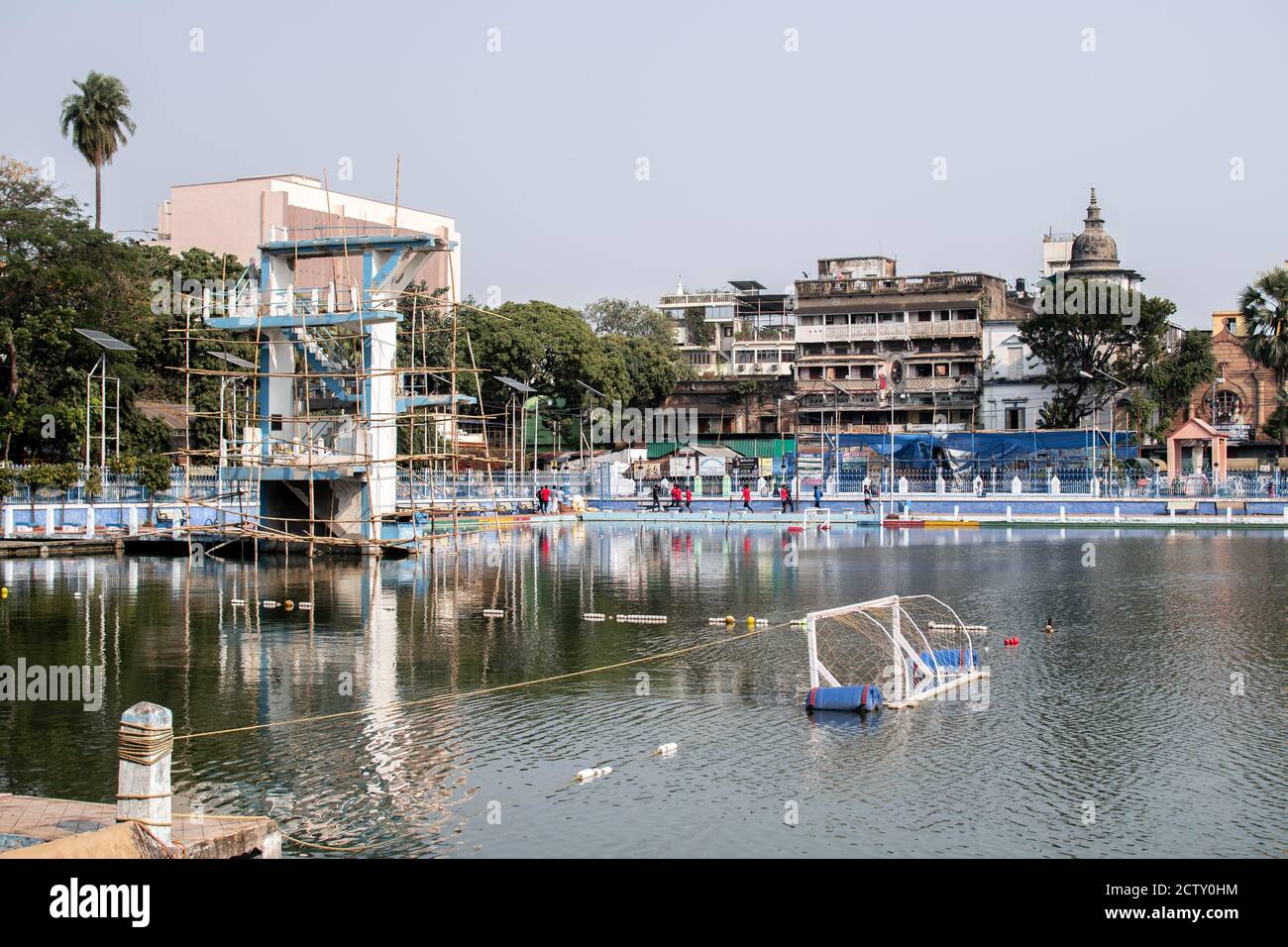 Kolkata, Indien - 2. Februar 2020: Blick über einen Wasserpark mit Sprungturm und einem Wasserball-Tor mit unbekannten Menschen im Hintergrund auf Februar Stockfoto