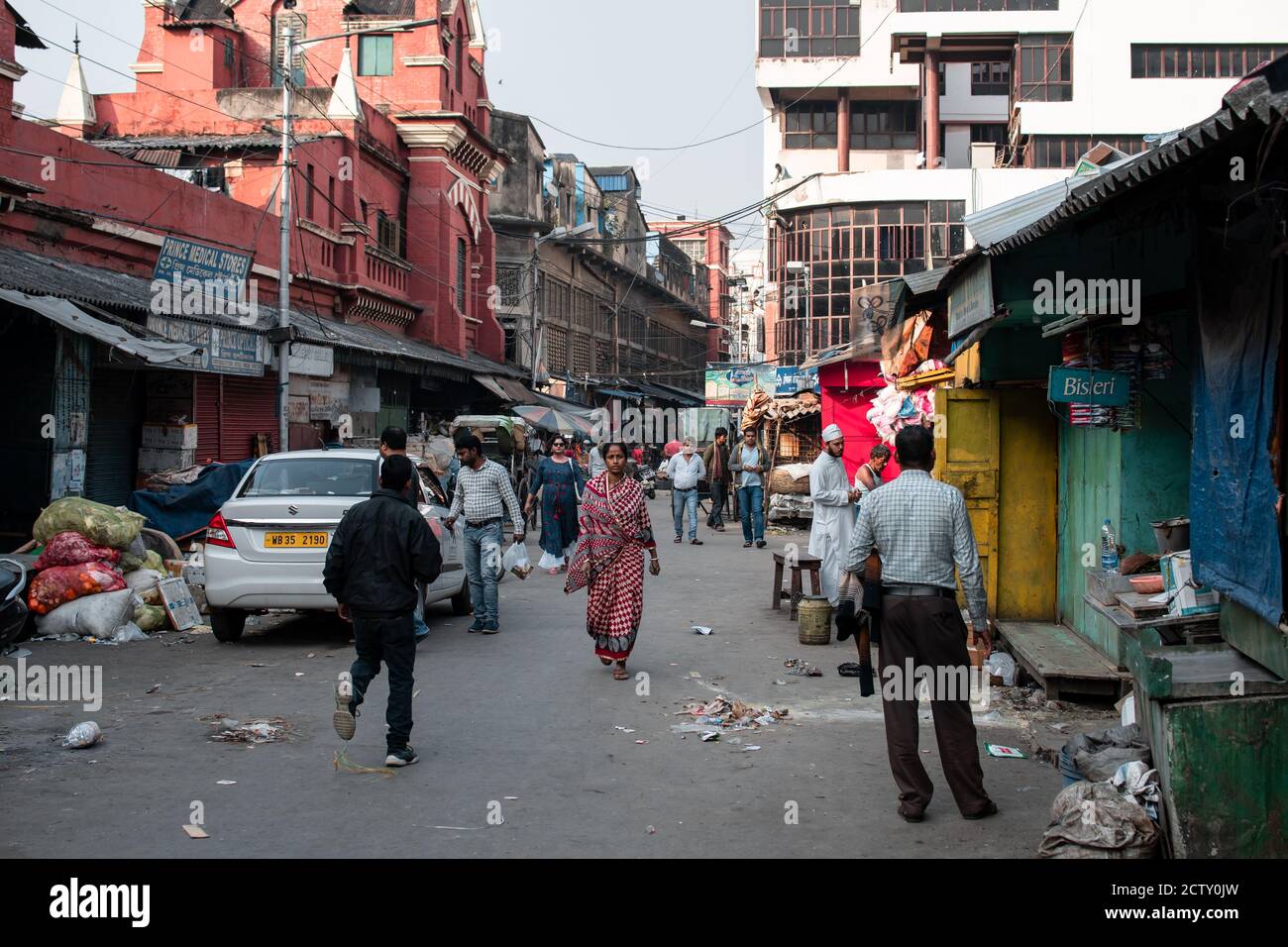 Kolkata, Indien - 2. Februar 2020: Alltag auf der Straße, wo Unidentifizierte am 2. Februar 2020 in Kolkata, Indien, vorbei gehen Stockfoto