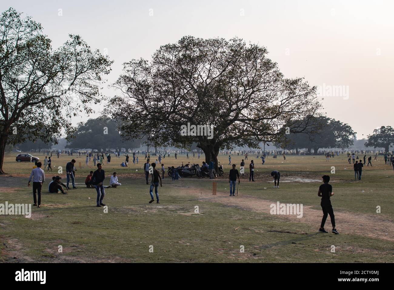 Kolkata, Indien - 2. Februar 2020: Nicht identifizierte Menschen spielen Cricket im Maidan Park am 2. Februar 2020 in Kolkata, Indien Stockfoto