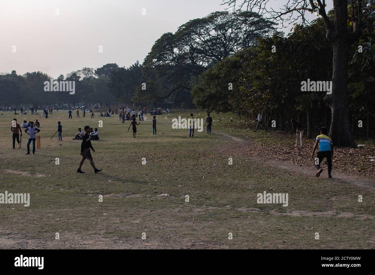 Kolkata, Indien - 2. Februar 2020: Nicht identifizierte Menschen spielen Cricket im Maidan Park am 2. Februar 2020 in Kolkata, Indien Stockfoto