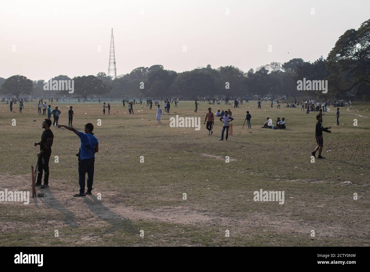 Kolkata, Indien - 2. Februar 2020: Nicht identifizierte Menschen spielen Cricket im Maidan Park am 2. Februar 2020 in Kolkata, Indien Stockfoto