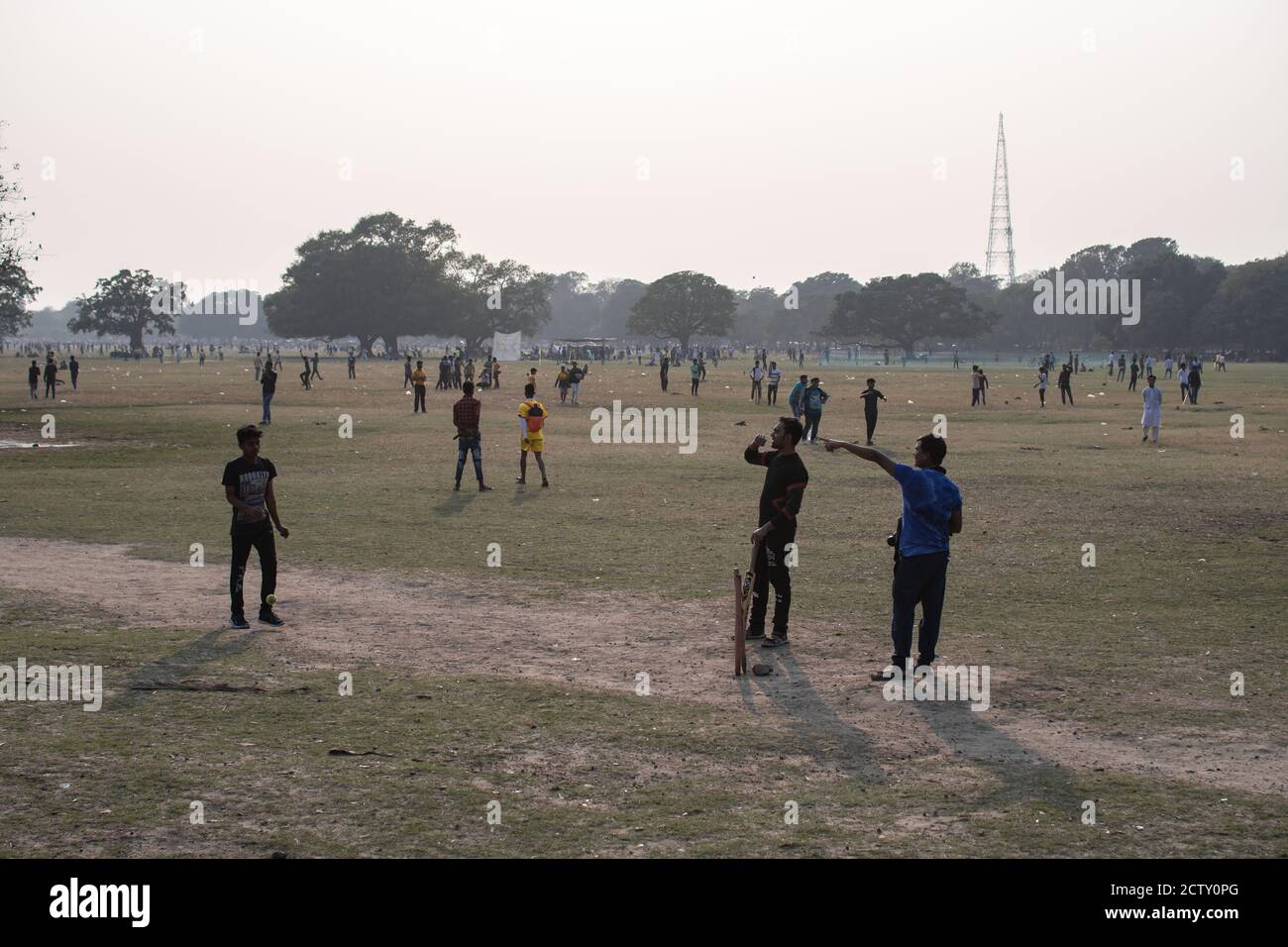 Kolkata, Indien - 2. Februar 2020: Nicht identifizierte Menschen spielen Cricket im Maidan Park am 2. Februar 2020 in Kolkata, Indien Stockfoto