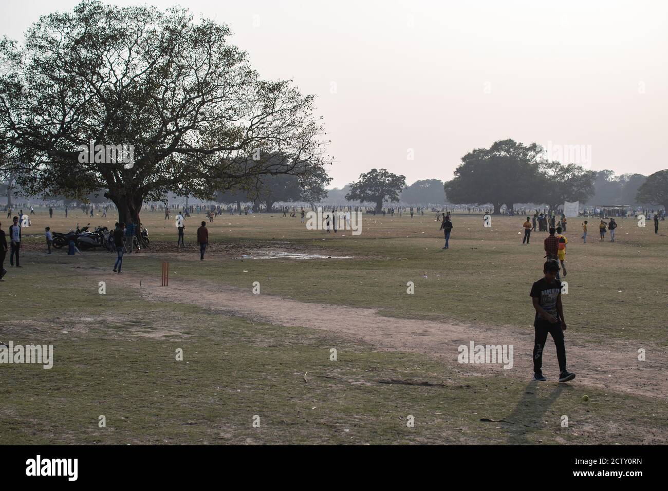 Kolkata, Indien - 2. Februar 2020: Nicht identifizierte Menschen spielen Cricket im Maidan Park am 2. Februar 2020 in Kolkata, Indien Stockfoto