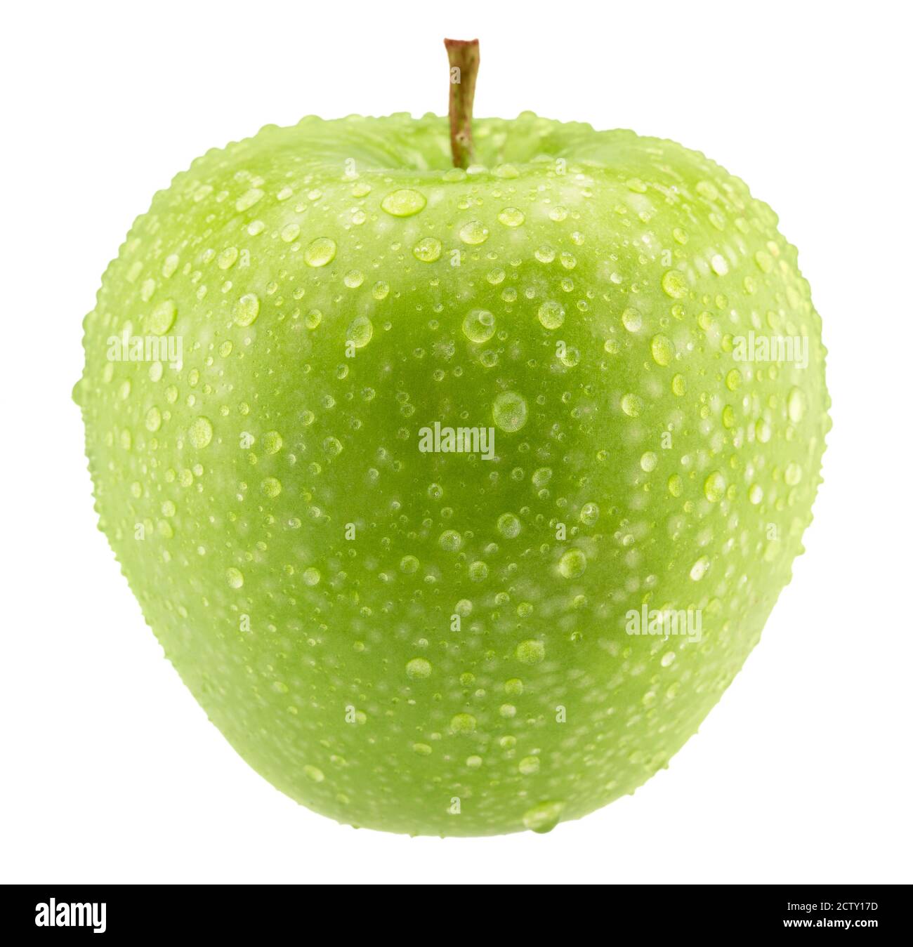 Grüner Apfel mit Wassertropfen isoliert auf weißem Hintergrund. Stockfoto