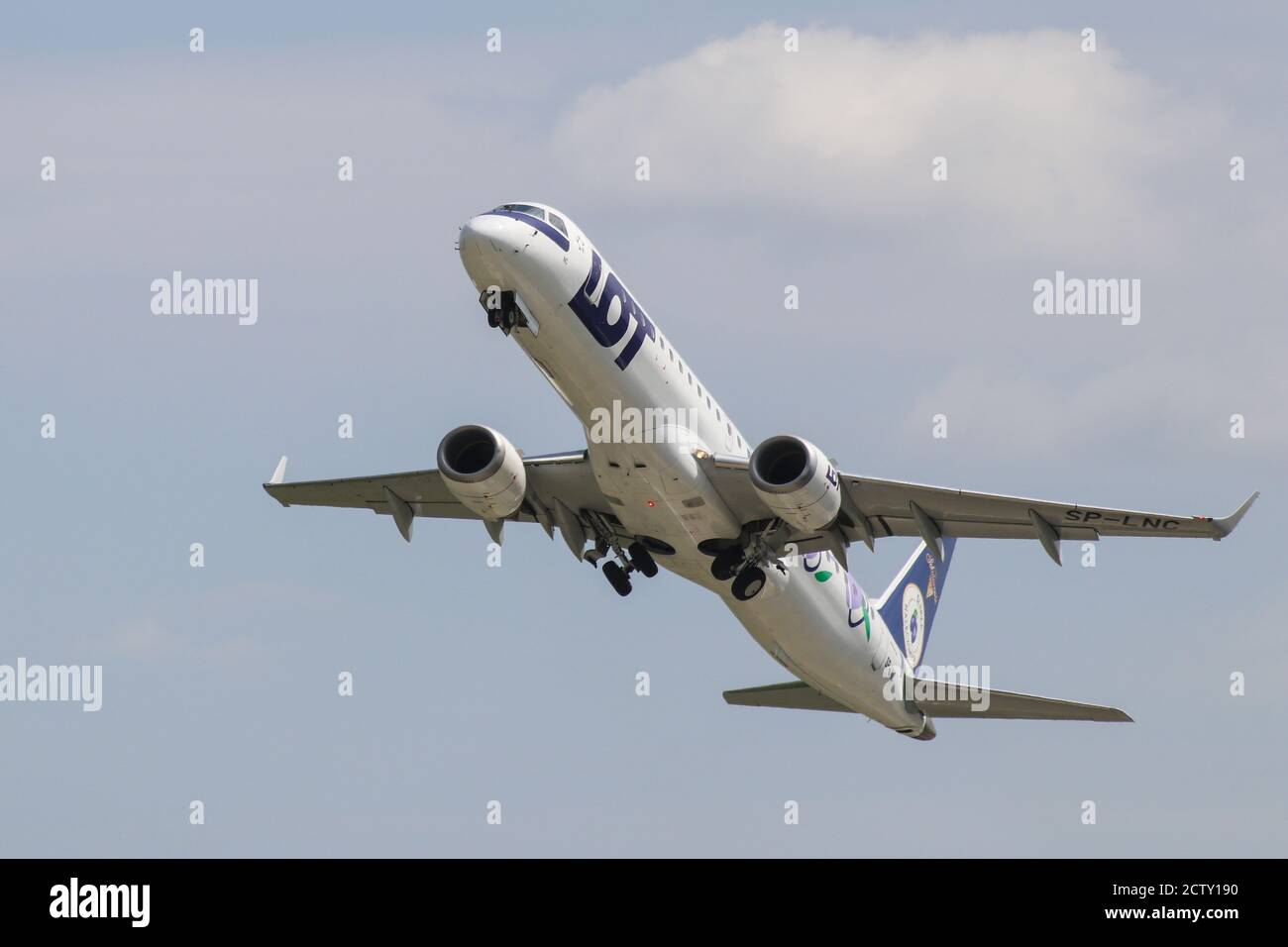 Polnische Airlines LOT Embraer 195 LR Jetliner auf dem Climbout Nach dem Start vom Flughafen Warschau Chopin Stockfoto