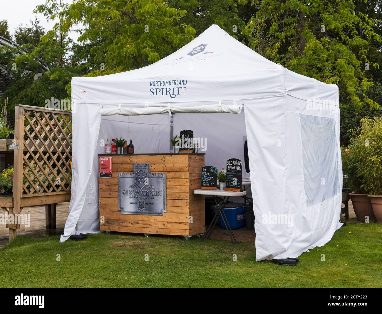 Verkaufsstand im Freien, der Alnwick Gin und andere alkoholische Derivate verkauft. Stockfoto