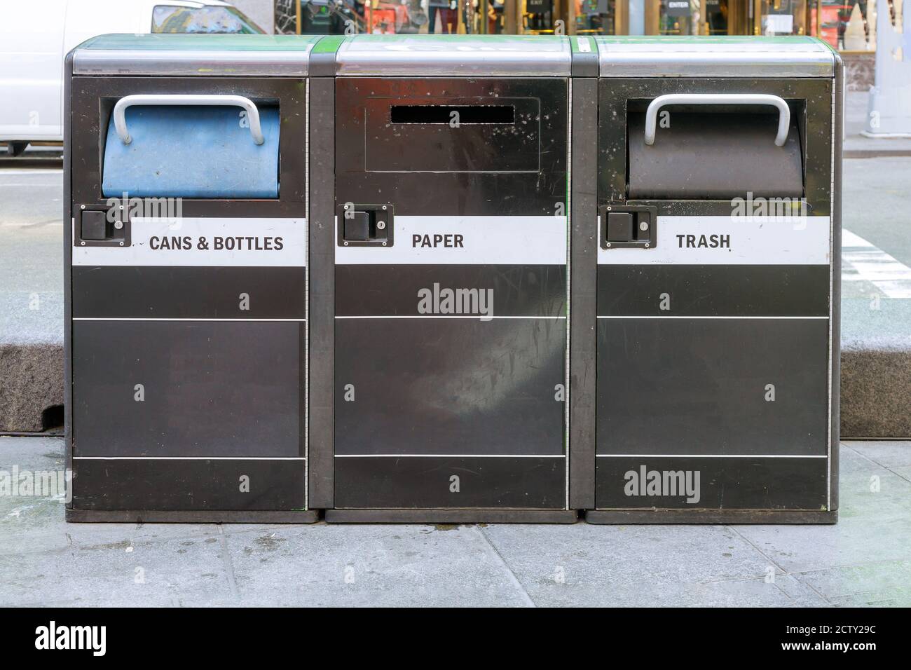 Abfalleimer Straße Abfalleimer mit Tassen Kaffee Über das Recycling von Müll in New York City Stockfoto