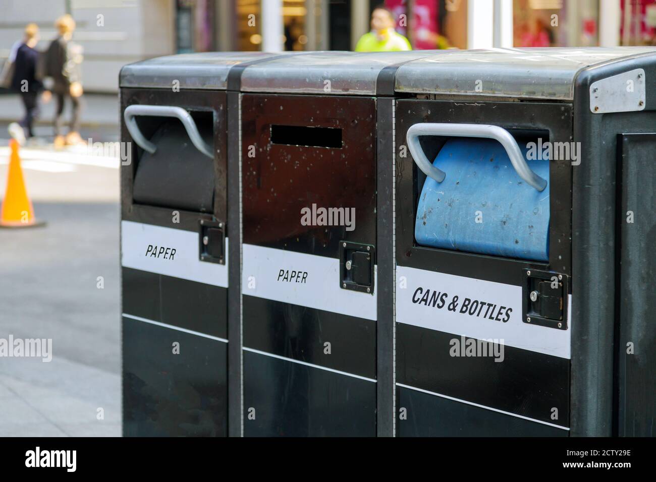 Abfallbehälter für drei Abfallbehälter für verschiedene Arten von Müll in den Straßen von New York NY USA Stockfoto